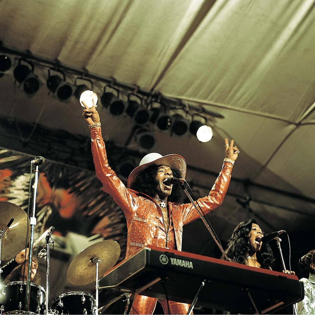 En concert dans les années 1970.
Photographie : **David Redfern / Redferns via Getty Images**.
