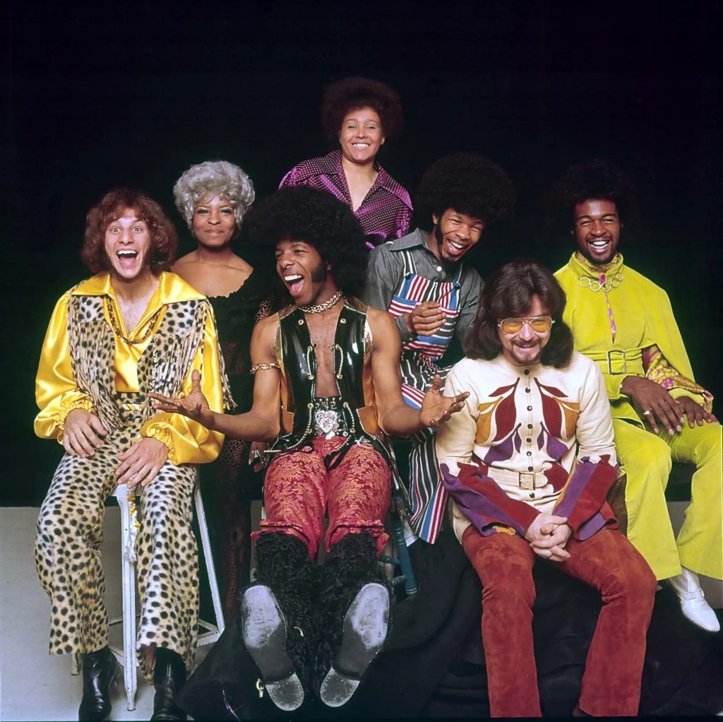 **Sly and the Family Stone**, vers 1968 (de gauche à droite) : Greg Errico, Rose Stone, Sly Stone, Cynthia Robinson, Freddie Stone, Jerry Martini et Larry Graham.
Photographie : **SBMG Archive / Sony Music**.
