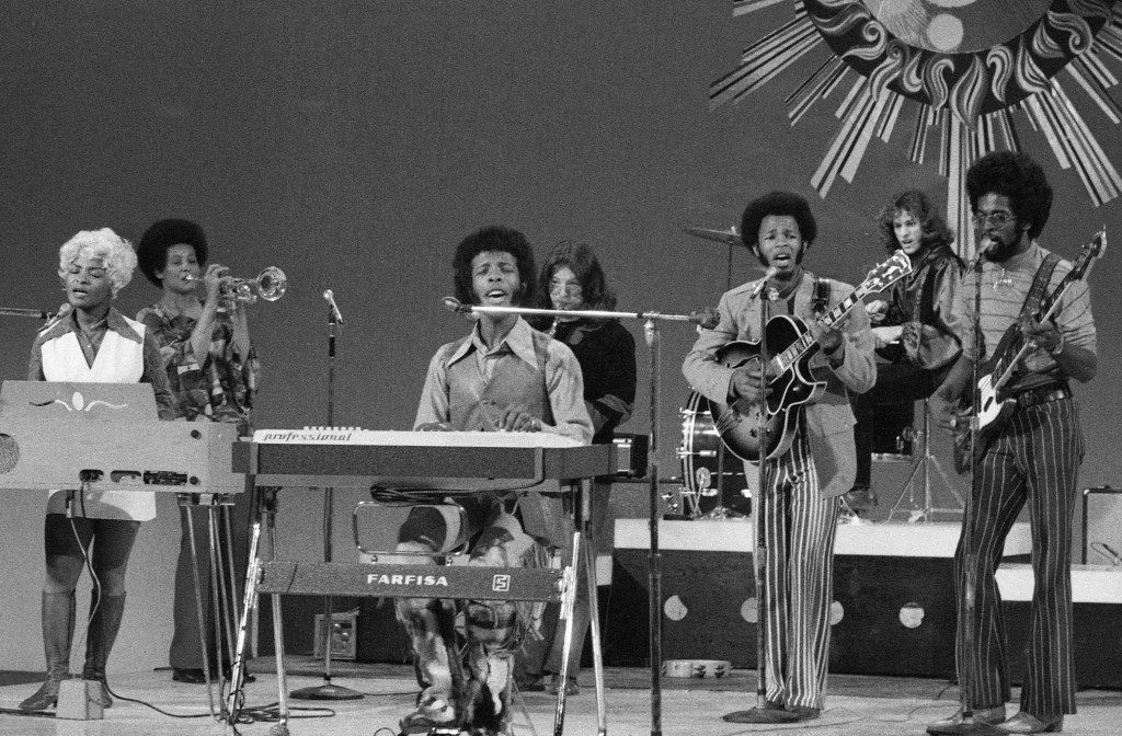 **Sly and the Family Stone** en répétition pour une apparition télévisée, octobre 1969.
De gauche à droite : Rose Stone, Cynthia Robinson, Sly Stone, Jerry Martini, Freddie Stone, Greg Errico et Larry Graham.
Photographie : **CBS Photo Archive / CBS / Getty Images**.

