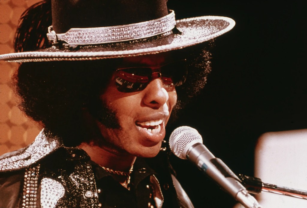 Sly Stone se produit avec son groupe Sly and the Family Stone dans l’émission télévisée Midnight Special, en 1974.
Photographie : Fotos International/Getty Images.